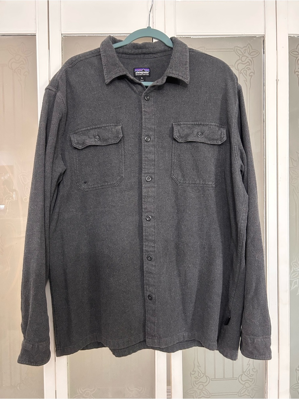 Patagonia long sleeve button-down XL organic cotton men’s shirt gray